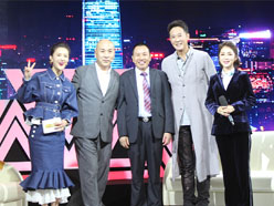 新望董事長(zhǎng)羅永輝與著名歌星劉尊老師、汪正正老師、郭津彤老師、主持人雅琪在北京電視臺(tái)錄制節(jié)目現(xiàn)場(chǎng)親切合影